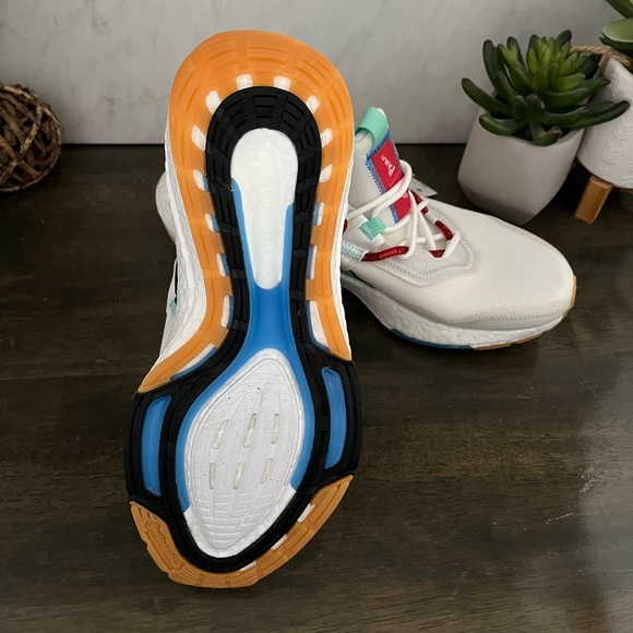 adidas UltraBOOST 22 x Parley Non Dyed - Picture 8 of 9